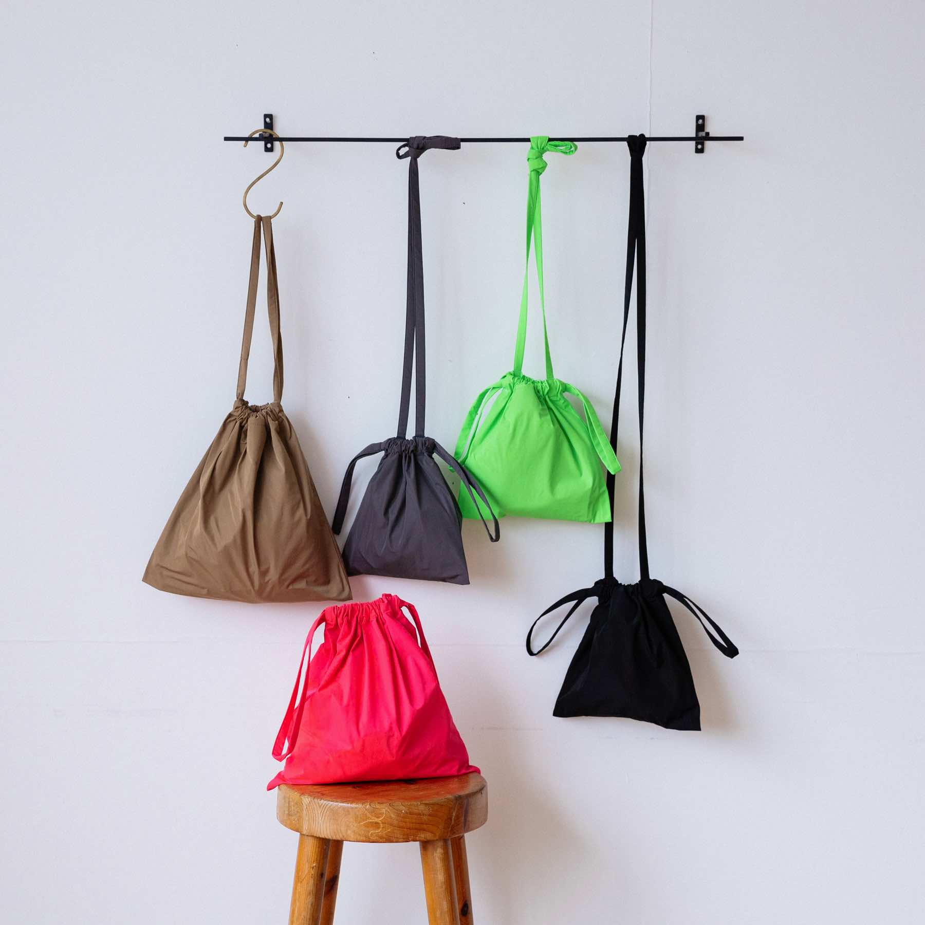 formuniform／Drawstring Bag with strap – Orné de Feuilles