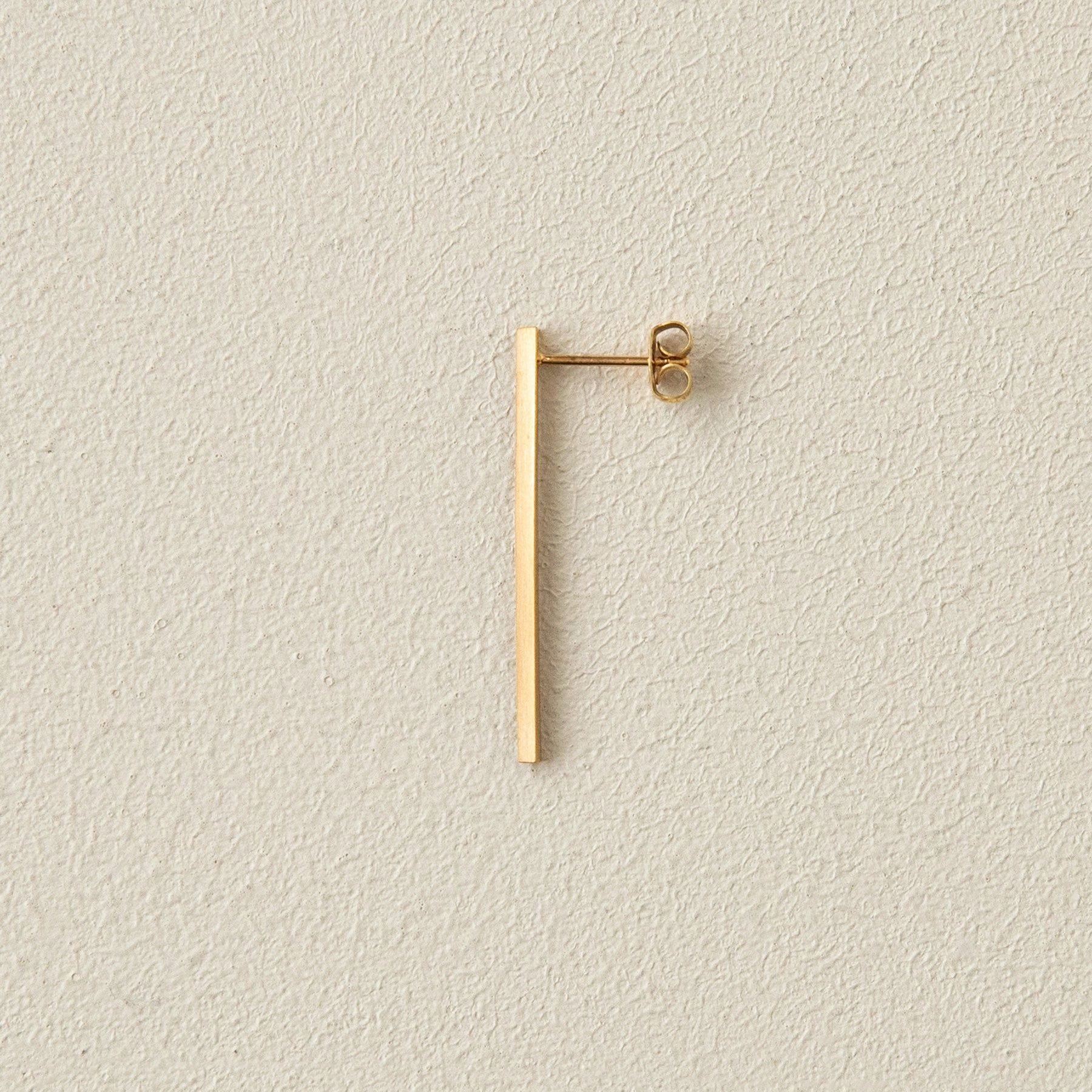 _Fot line Pierced earring（ピアス）30mm／ゴールド – Orné de Feuilles